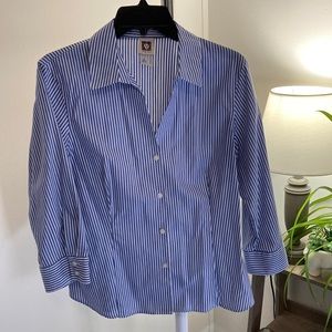 Med. Anne Klein tailored v-neck button down top
